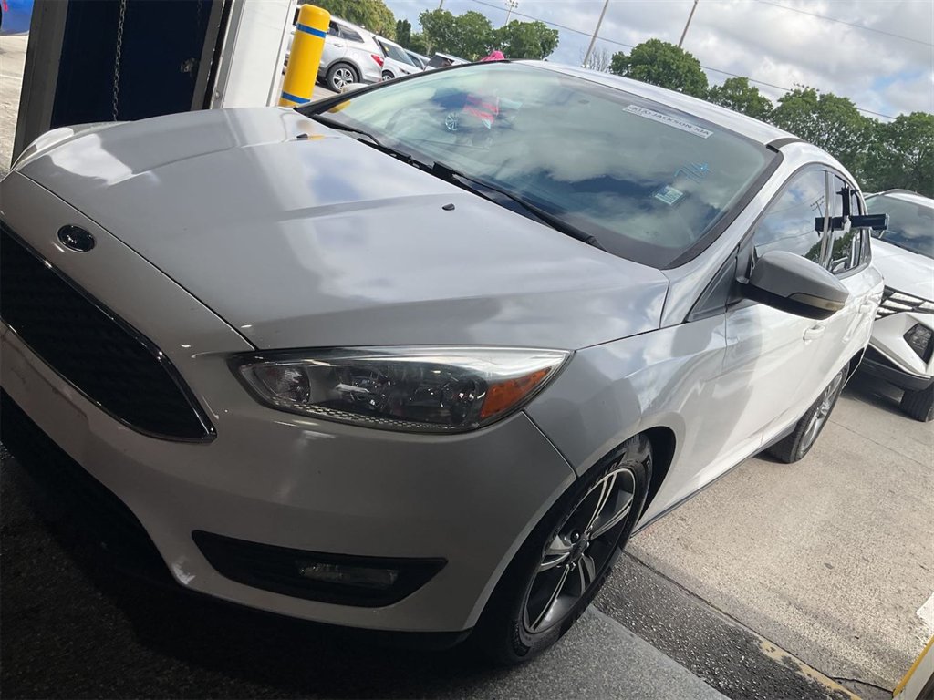2017 Ford Focus Sedan SE's photo